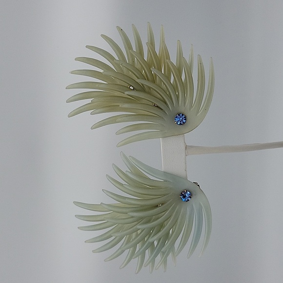 Vintage | Funky | Plastic | Clip Earrings - Picture 6 of 8